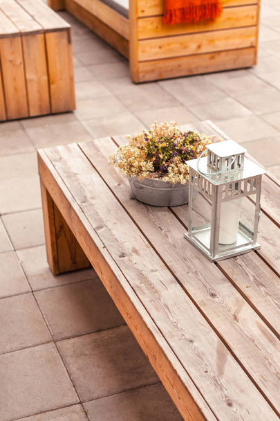 Restaurante ao ar livre terraço com móveis de madeira
 - Foto, Imagem