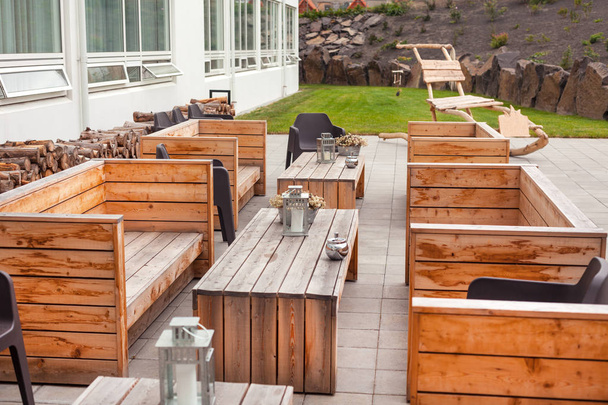 Restaurante exterior terraza con muebles de madera
 - Foto, Imagen
