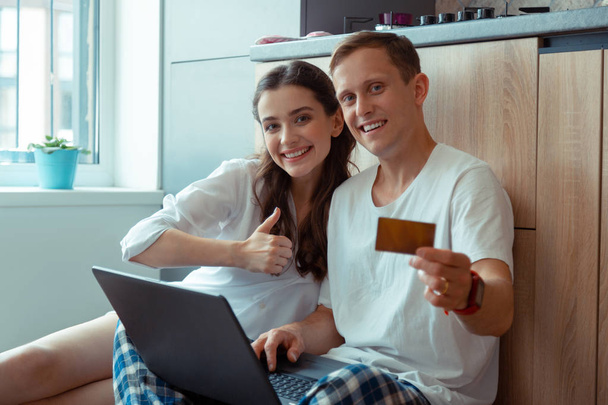 Couple processing online payment while shopping online - Foto, imagen