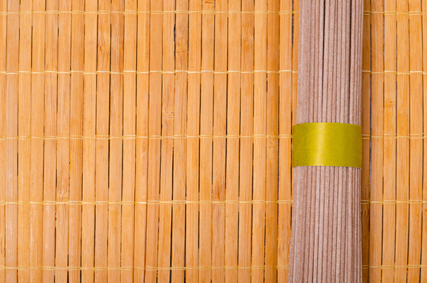 Tagliatelle marroni asciutte su sfondo di legno
. - Foto, immagini