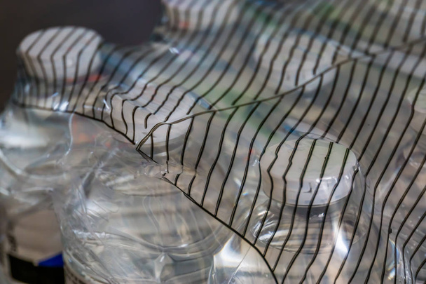 Verpackung von Wasserflaschen aus Kunststoff von der Seite, transparente Verpackung Mineralwasser, Supermarkt-Industrie - Foto, Bild