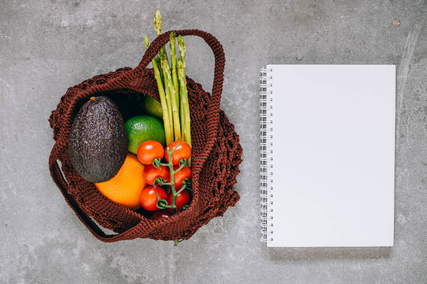 生野菜を使った茶色の生分解性ショッピングバッグの静物 - 写真・画像