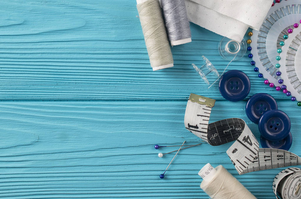 Composizione con fili e accessori per cucire su fondo blu
 - Foto, immagini