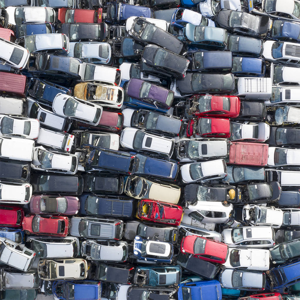 Εναέρια όψη ενός σωρού από συντρίμμια αυτοκινήτων σε μια μάντρα - Φωτογραφία, εικόνα
