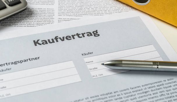 Un accordo di acquisto con una penna su una scrivania - Kaufvertrag (tedesco
) - Foto, immagini