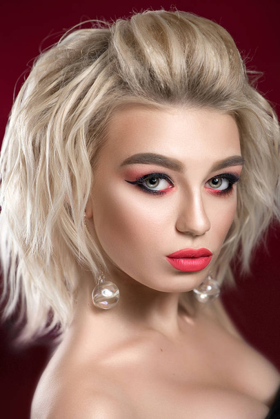 sexy, junge, schöne Blondine mit Make-up. Schönheitsporträt - Foto, Bild