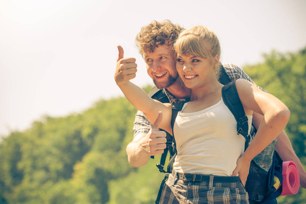 Feliz turista pareja al aire libre gesto pulgar hacia arriba
 - Foto, Imagen