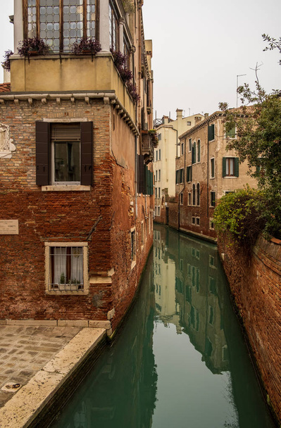 Прекрасне місто Венеція під час дуже вологий і повний день серпанок. - Фото, зображення