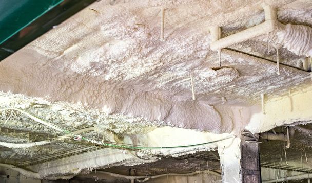 isolamento termico con schiuma sul soffitto
 - Foto, immagini