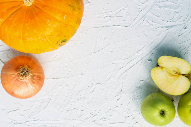 beyaz arka plan üst görünümünde kabak ve elma ile sonbahar natürmort - Fotoğraf, Görsel