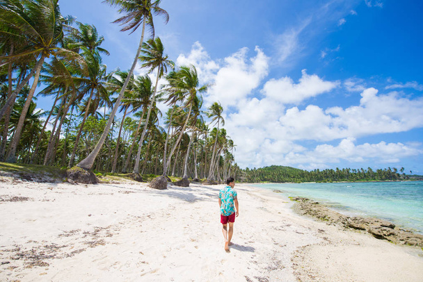 Tourist on a tropical beach in the Philippines - Foto, imagen