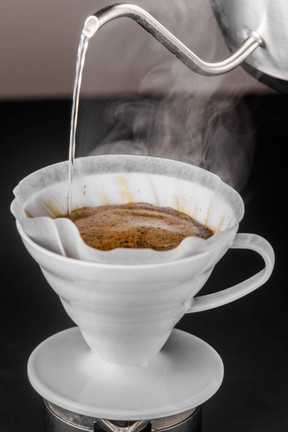 Kahve yapımında alternatif yöntem. kahve makinesi manuel dökme tarzı cam. Cofee siyah arka plan üzerinde bira - Fotoğraf, Görsel