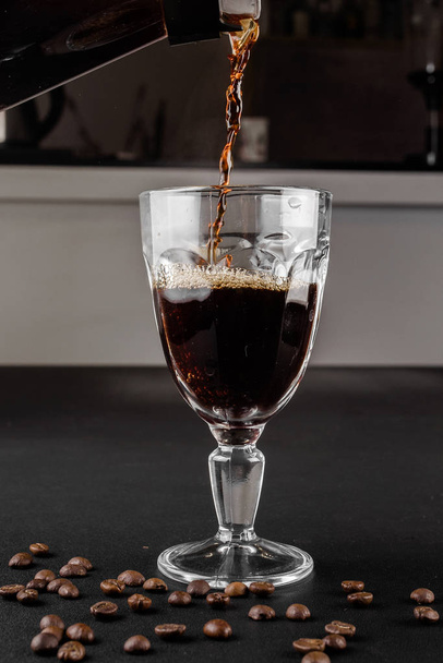 Metodo alternativo di fare il caffè. caffettiera è un manuale pour-over vetro stile. Cofee birra su sfondo nero
 - Foto, immagini