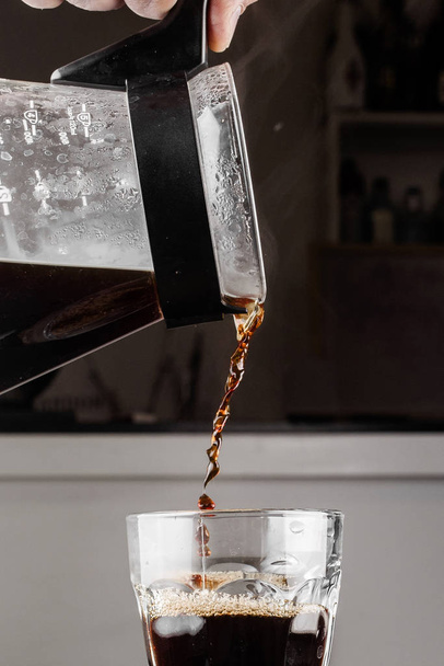 Εναλλακτική μέθοδος για να φτιάχνεις καφέ. καφετιέρα είναι ένα χειροκίνητο ποτήρι στυλ. COFEE ζυθοποιίας σε μαύρο φόντο - Φωτογραφία, εικόνα