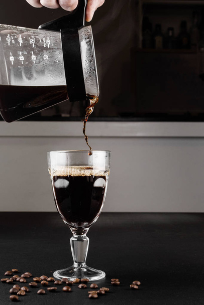 Εναλλακτική μέθοδος για να φτιάχνεις καφέ. καφετιέρα είναι ένα χειροκίνητο ποτήρι στυλ. COFEE ζυθοποιίας σε μαύρο φόντο - Φωτογραφία, εικόνα