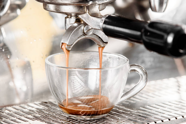 Альтернативный способ приготовления кофе. Кофеварка - это ручное стекло в стиле pour-over. Кофи пивоварения на черном фоне
 - Фото, изображение