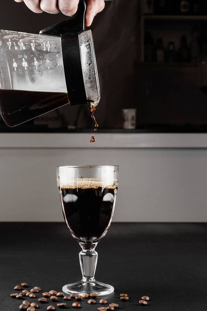 コーヒーを作る別の方法。コーヒーメーカーは、手動注ぎ風のガラスです。黒い背景にコフィー醸造 - 写真・画像