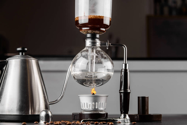 Syphon alternative Methode der Kaffeezubereitung. Kaffeemaschine ist ein manuelles Übergießglas. Cofee braut auf schwarzem Hintergrund - Foto, Bild