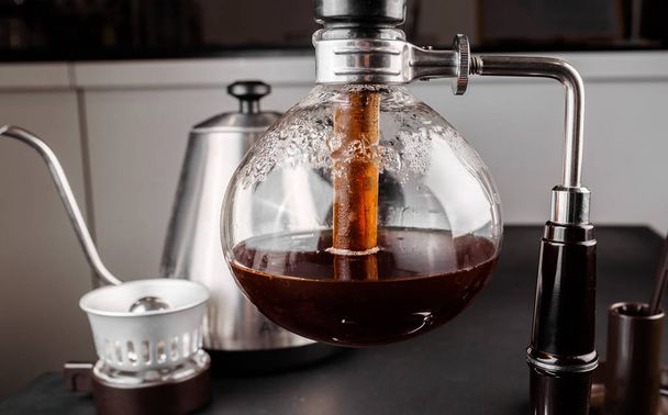 Syphon alternative Methode der Kaffeezubereitung. Kaffeemaschine ist ein manuelles Übergießglas. Cofee braut auf schwarzem Hintergrund - Foto, Bild