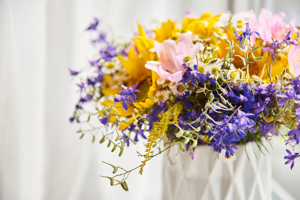 flores silvestres em um vaso - um buquê de aniversário elegante. conteúdo romântico. cartão de férias
 - Foto, Imagem