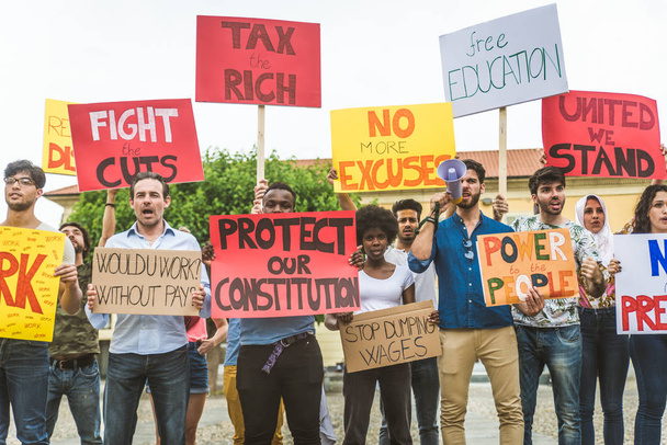 Activisten die tegen sociale vraagstukken demonstreren - Foto, afbeelding