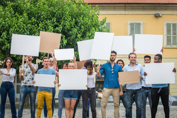 Aktivisten demonstrieren gegen soziale Probleme - Foto, Bild
