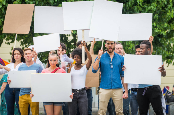 Активісти демонструють проти соціальних питань
 - Фото, зображення