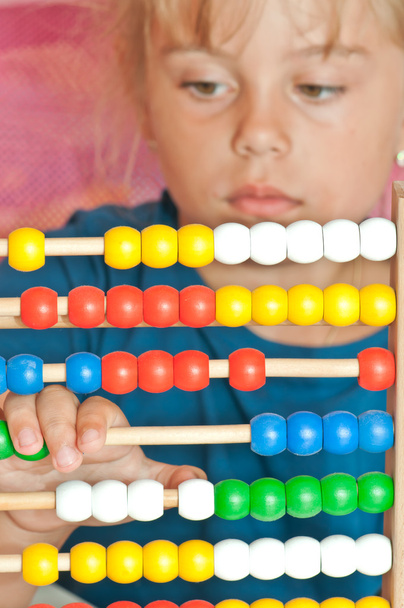 holčička s abacus - Fotografie, Obrázek