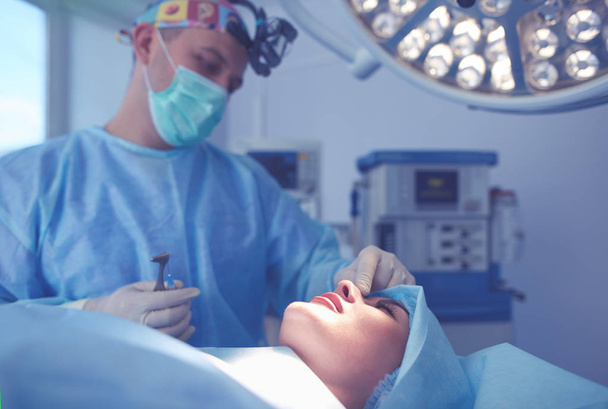 Man surgeon at work in operating room - Fotografie, Obrázek