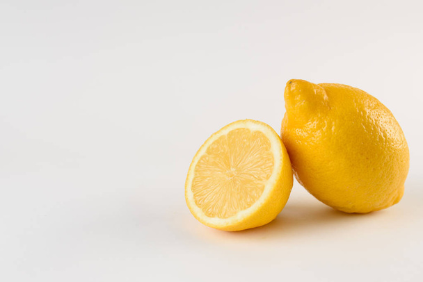 Limón con gotas de agua sobre fondo blanco. Cítricos. Comida sana y fresca. fruta con vitamina
 - Foto, imagen