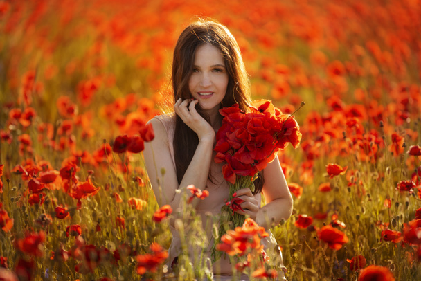 jeune fille dans un champ avec des coquelicots rouges
 - Photo, image