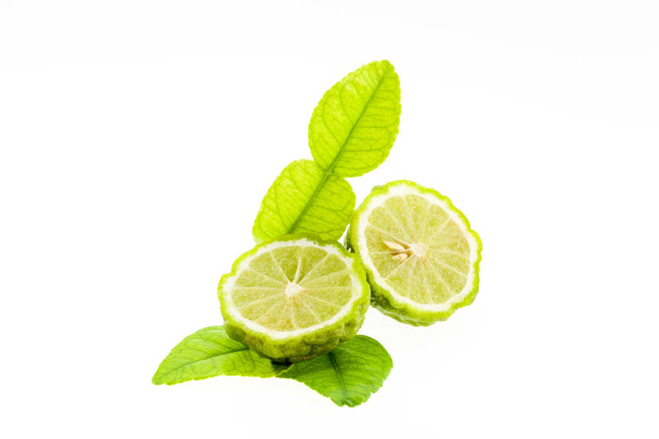 Fruta bergamota y hojas aisladas sobre fondo blanco
 - Foto, Imagen