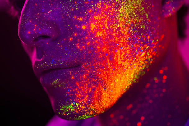 Модель моды с флуоресцентной росписью на лице
 - Фото, изображение