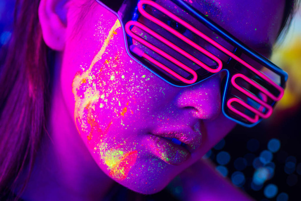Fashion model with fluo painting on the face - 写真・画像