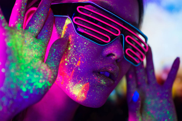 Fashion model with fluo painting on the face - Fotografie, Obrázek