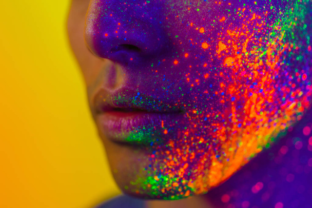 Fashion model with fluo painting on the face - Fotografie, Obrázek