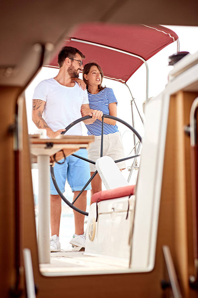 Homme profitant d'une journée d'été sur un bateau avec sa petite amie
 - Photo, image