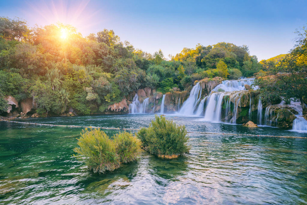 Niesamowity krajobraz przyrody, wodospad Skradinski Buk, Park Narodowy Krka, Chorwacja - Zdjęcie, obraz