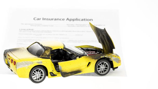 Uszkodzony samochód z formularzem dla firmy ubezpieczeniowej - Zdjęcie, obraz