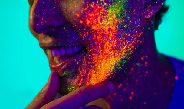 Fashion model with fluo painting on the face - Foto, afbeelding