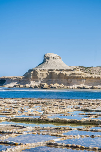 ゴゾ島、マルタで qbajjar 近くの塩の干潟. - 写真・画像