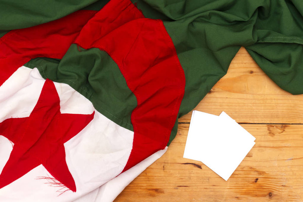 Coupe d'Afrique des Nations 2019 - drapeau algérien sur table en bois
 - Photo, image