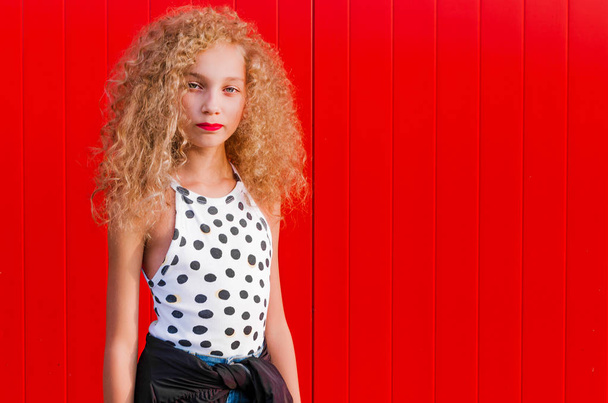 adolescente chica posando en rojo pared fondo
 - Foto, Imagen