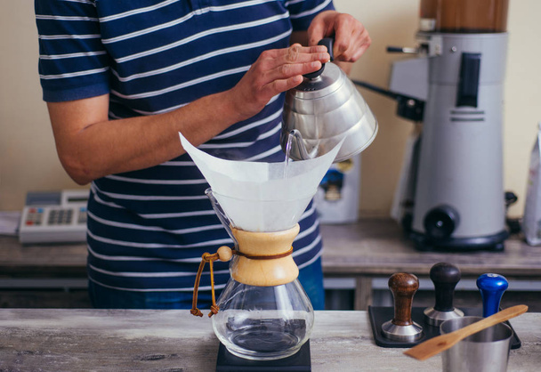 Barista profesional preparando café método alternativo - Foto, Imagen