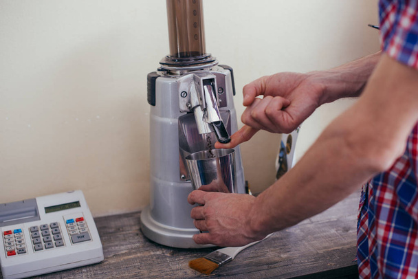 Coffee maker at restaurant shop preparing delicious coffee - Foto, Imagen