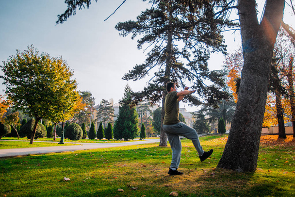 Stuntman tratando de saltar del árbol - Foto, Imagen