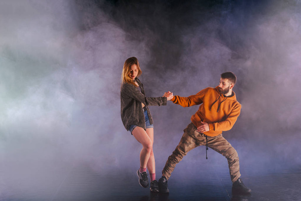 un couple de danseurs en studio  - Photo, image
