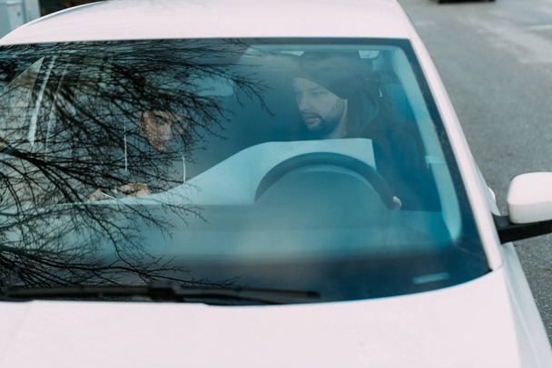 Два злодії припарковані в союзник чекають під час розмови по телефону
 - Фото, зображення