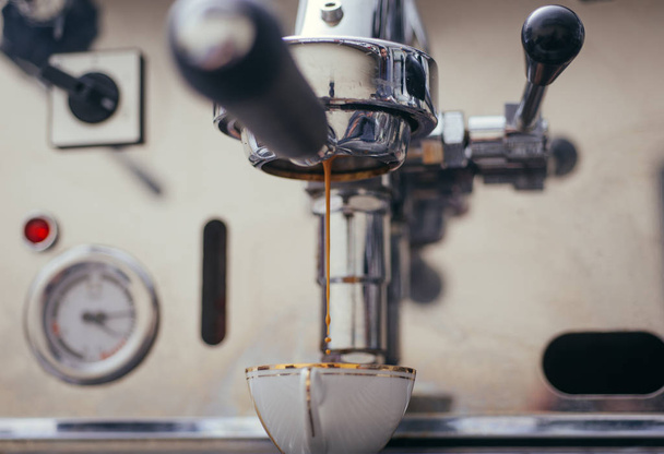Kaffeemaschine bereitet Tasse Kaffee zu. - Foto, Bild