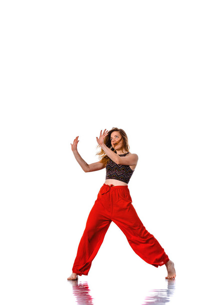 Caucasien jeune fille danse, pleine longueur portrait isolé sur whi
 - Photo, image
